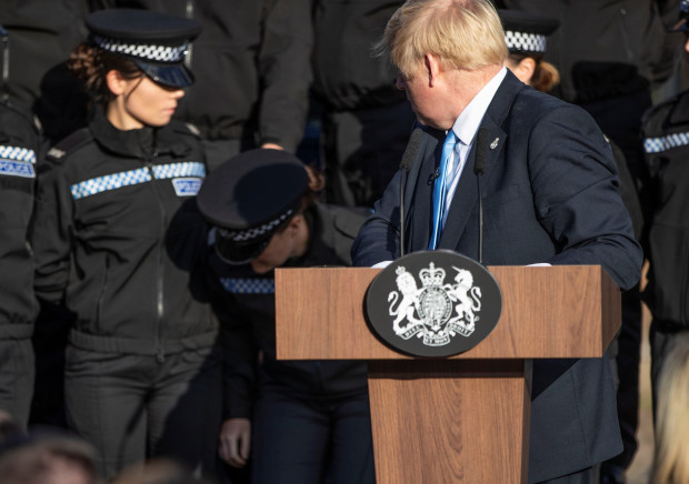 演讲时身后女警不适倒地 英首相回头：马上讲完了